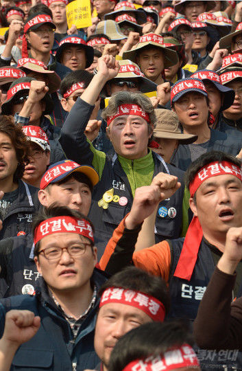 조합원 동지들이 구호를 외치고 있다.