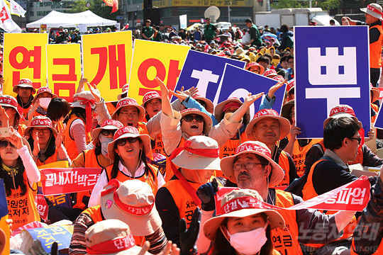 24일 서울광장에서 2만여 명의 참가자가 모인 가운데 열린 '4.24 총파업 최종 현황 및 지역별 전국민주노동조합 총파업대회' 에 전교조 노동자들이 함성을 지르고 있다. 이번 민주노총 총파업은 전국 16개 지역 주요 도시에서 진행됐으며 26만명이 24일 총파업에 돌입했다.