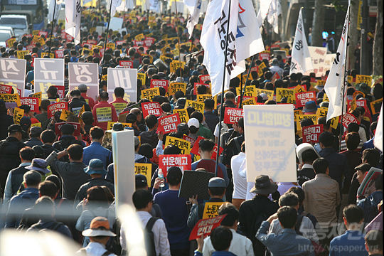 15일 오후 '쉬운 해고ㆍ평생 비정규직 노동개악 저지 민주노총 공공노동자 파업대회'를 마친 1만 2천여 명의 공공부문 노동자들이 청계광장을 향해 가두행진을 하고 있다.